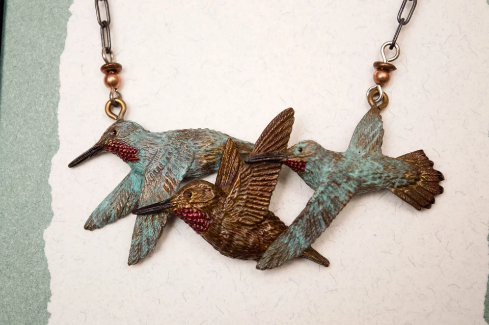 Juego de collar/pendientes hechos en Estados Unidos con piezas de bronce de colibrí de Cavin Richie Foto 1 de 4