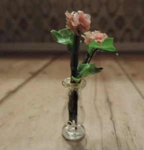 1171 Vintage Dollhouse Miniature FLOWER VASE WITH PINK ROSES For Room Decor - Picture 1 of 3