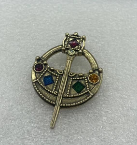 Broche prendedor joyería MILAGRO espada Tara celta tono dorado rojo verde piedra azul - Imagen 1 de 11