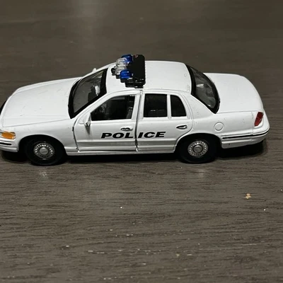 Welly 1/34 1999 Ford Crown Victoria POLICE Diecast Metal Model (#49762PT) - Image 1 of 4