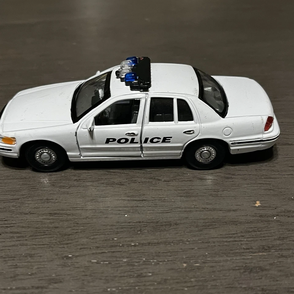 Welly 1/34 1999 Ford Crown Victoria POLICE Diecast Metal Model (#49762PT) - Image 1 of 4