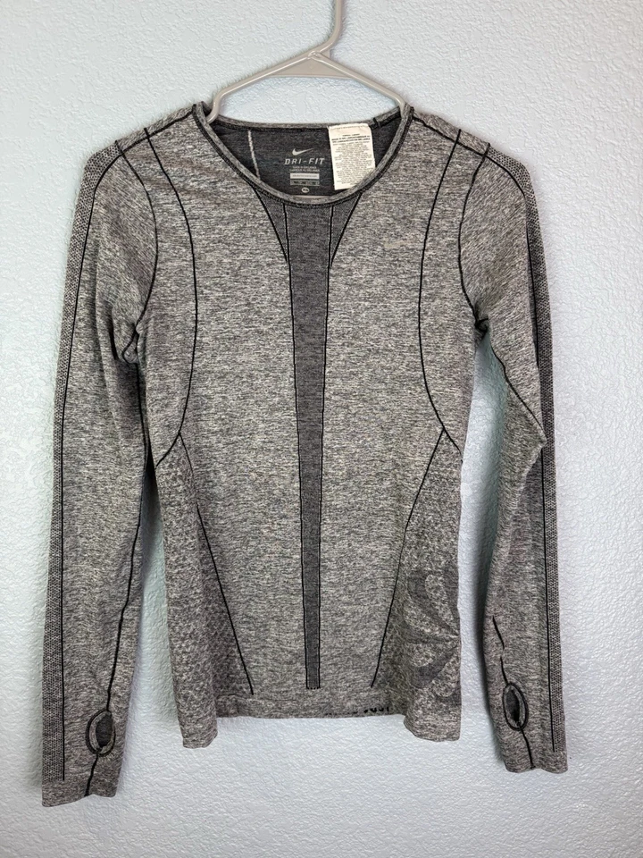 Camiseta deportiva Nike Dri-FIT para mujer XS gris manga larga para correr agujeros para los pulgares Foto 1 de 4