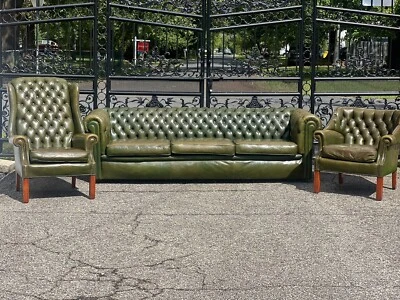 Винтажный английский стеганый кожаный диван и кресло Chesterfield в оливково-зеленом цвете - Изображение 1 из 4