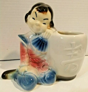 Royal Copley kleines Mädchen in blau & rosa Kleid mit Fächer Vintage Vase oder Übertopf 6" - Bild 1 von 9