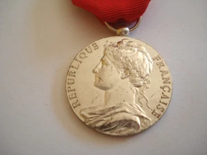 MEDAILLE HONNEUR MINISTERE DU TRAVAIL 1988 COULEUR ARGENT - Imagen 1 de 5