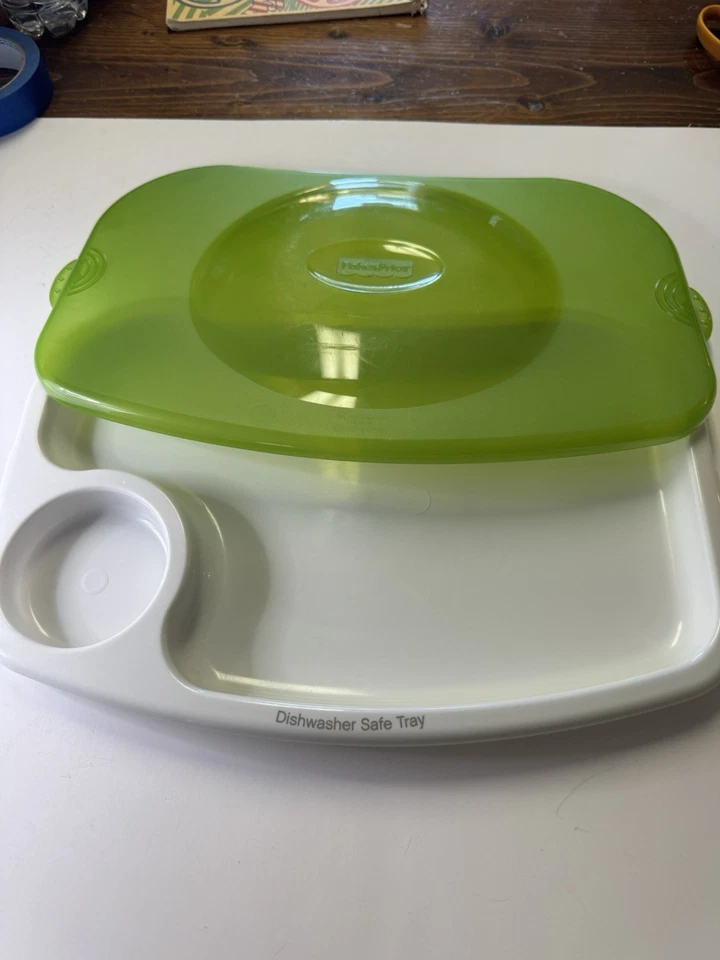 Fisher-Price baby feeding tray with snap-on lid. White tray with green lid - Image 1 of 4
