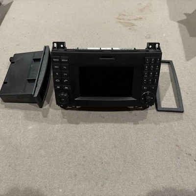 Radio de fábrica para sacar Mercedes Benz Sprinter de 2015 totalmente funcional  Foto 1 de 4