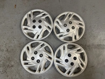 Saturn SL1 Wheel Covers 21011912 - Image 1 of 4