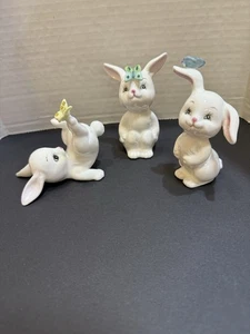Estatuillas vintage de conejos blancos de porcelana Schmid con mariposas - Imagen 1 de 18