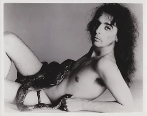 1972 Press Photo Nude Rock Star Alice Cooper & His Snake Pose for Richard Avedon - Picture 1 of 2