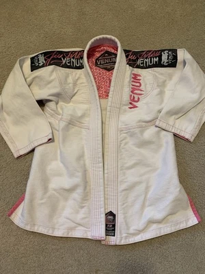 Kimono Venum Jiu Jitsu Mujer F2 Blanco Gi BJJ Agarre MMA Bordado Foto 1 de 4