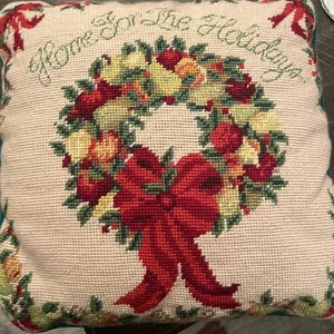 Almohada de Navidad Needlepoint Hogar para las Fiestas Lillian Vernon - Imagen 1 de 9