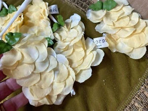 vintage 1940s millinery flower petals silk pad 1pc made in Germany butter yellow - Picture 1 of 4