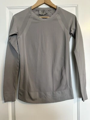 Camisa Top Athleta Trophy Manga Larga Gris - Talla Pequeña - Nylon Corte Láser Foto 1 de 4