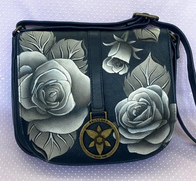 Bolso de sillín con solapa Anuschka (rosas románticas azul marino) Foto 1 de 4