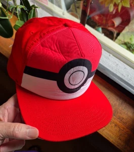 Cappello Snapback Pokémon Rosso Gioventù OSFM NINTENDO GAME FREAK BALL CAP - Foto 1 di 9