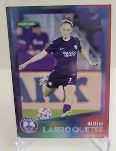 2023 PARKSIDE NWSL VOLUME 2 MARIANA LARROQUETTE #295 SHIMMER FOIL/100 - Foto 1 di 2