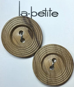 la petite Wood Round Brown 2-Hole Flat Buttons #275 ~ 1" (25mm) 2 Pack Portugal - Picture 1 of 3