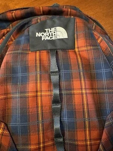 The North Face Vault karierter Rucksack mit Daisy Chain Gurtband und Sicherheitspfeife. - Bild 1 von 12