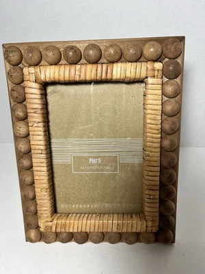 Marco de fotos Pier 1 Imports madera natural diseño tejido con cuentas 5x7 Foto 1 de 4