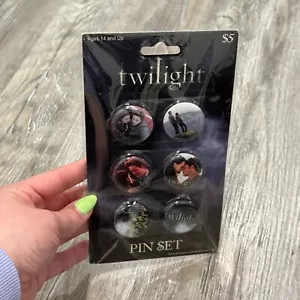 Juego de prendedores de la saga Crepúsculo NECA nuevo en plástico escenas de películas de Edward y Bella graduación - Imagen 1 de 3
