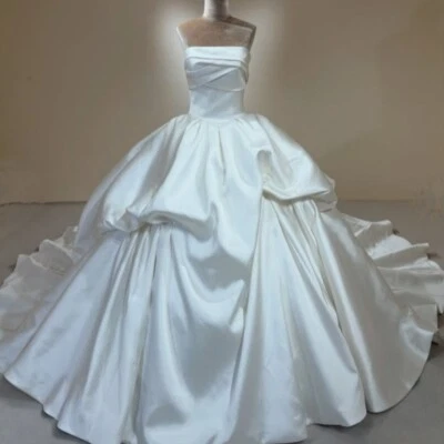 Elegantes vestidos de novia de satén blancos sin mangas con volantes tren vestidos de baile de novia Foto 1 de 4