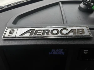 Kenworth W900L Parts 11" KW AEROCAB Chrome Logo Plate P/N K2813978 - Foto 1 di 7