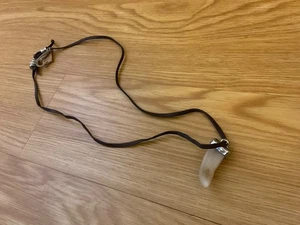 NUEVO CON ETIQUETAS Collar Largo Uno de 50 Cuero con Cuerno de Resina Crema “Pumba” - Imagen 1 de 8