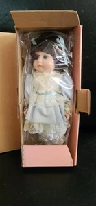 Muñeca de porcelana Kingstate -con soporte-etiqueta-caja original TRKHM72025 - Imagen 1 de 5