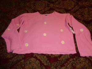 Young Girls PINK SWEATER with tiny White Daisies - Picture 1 of 6