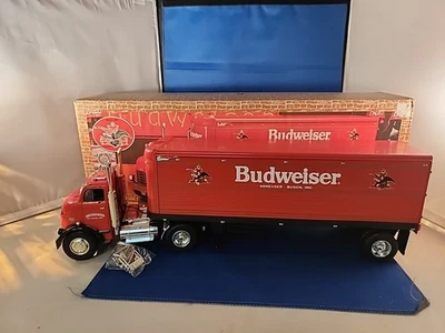 Литая под давлением банка монет для трактора и прицепа Budweiser ERTL 1954 GMC 950 — масштаб 1:25 Bud - Изображение 1 из 4