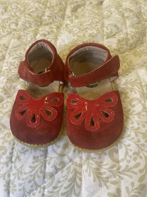 Sapatos Livie & Luca vermelho camurça e couro envernizado recorte floral criança tamanho 6 - Imagem 1 de 4