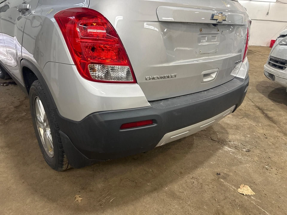 Used Rear Bumper Assembly Rear fits: 2015 Chevrolet Trax w/silver fascia insert - Imagem 1 de 4