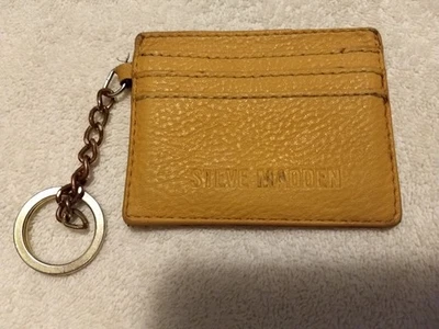 Cartera para mujer Steve Madden sin pliegues con llavero y ventana de identificación transparente, bronceado claro Foto 1 de 3