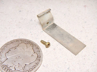 SOPORTE Y TORNILLO RETENEDOR LENTE FARO SUZUKI DR400 80 Foto 1 de 4