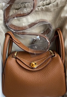 NOVA BOLSA HERMES Mini Lindy Taurillon Clemence Couro Ouro e Ouro Hardware GHW - Imagem 1 de 4