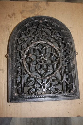 Antigua rejilla de pared arqueada con lamas Foto 1 de 4