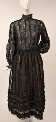 VESTIDO VICTORIAN REVIVAL AÑOS 70 NEGRO TRANSPARENTE + VOLANTES DE ENCAJE CHANTILLY CON CUELLO ALTO Foto 1 de 4