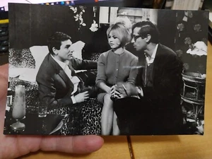 BRIGITTE BARDOT 1963 FOTO AGENCIA DORSO SELLOS 18,3 X 11,8CM REPOSO GUERRERO - Picture 1 of 3