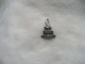 NE- VINTAGE WEDDING TIER CAKE WITH BRIDE & GROOM ON TOP CHARM OR PENDANT #21945 - Picture 1 of 8
