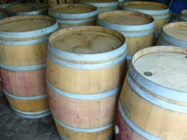 225 Liter Weinfass als Stehtisch - Bild 1 von 1