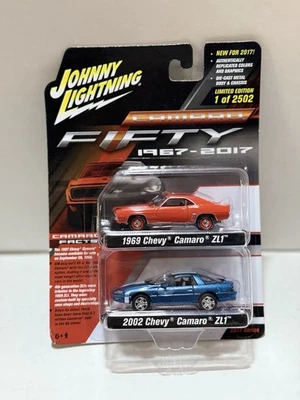 Paquete de 2 Johnny Lightning Camaro Fifty serie 2017 con Chevy Camaro ZL1s 1969 y 2002 Foto 1 de 4