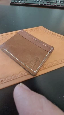 Cartera de cuero plegable para hombre hecha a mano protegida por RIFD 4 bolsillos para tarjetas + hecha en EE. UU. Foto 1 de 4