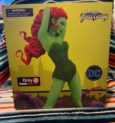 钻石精选玩具画廊DC漫画毒藤(帕梅拉伊斯利)PVC雕像 — 第 1/4 张图片