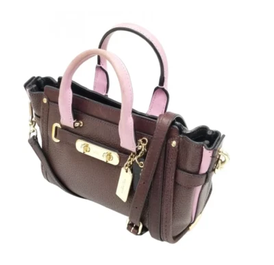 Cartera/brossbood Coach Swagger Oxblood con detalle de bloqueo giratorio y cierre de cremallera Foto 1 de 4