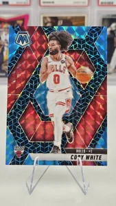 2024-25 Coby White Panini Mosaic Spectris Blue FOTL 1/25《Slab Ready》 [Buchstütze] 🔥 - Bild 1 von 5