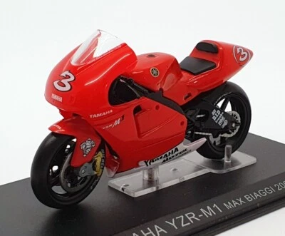 Modelos Ixo escala 1/24 IB43 - Yamaha YZR-M1 - #3 Max Biaggi 2002 Foto 1 de 3