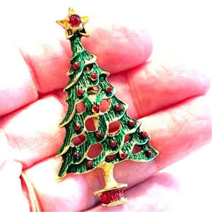 Broche de árbol de Navidad vintage tono dorado esmalte verde pedrería rojo prendedor de vacaciones - Imagen 1 de 6