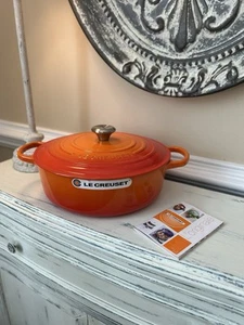 Horno holandés ancho redondo de hierro fundido esmaltado Le Creuset Signature llama de 6 3/4 cuartos - Imagen 1 de 14