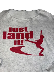 SKATER FIGURA GRIS Sudadera Patinador sobre Hielo Rojo “Just Land It” Patinaje sobre Hielo Años 90 XL - Imagen 1 de 12